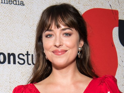 Dakota Johnson mindent elrontott a vörös szőnyegen, de így is megható volt a bevonulása