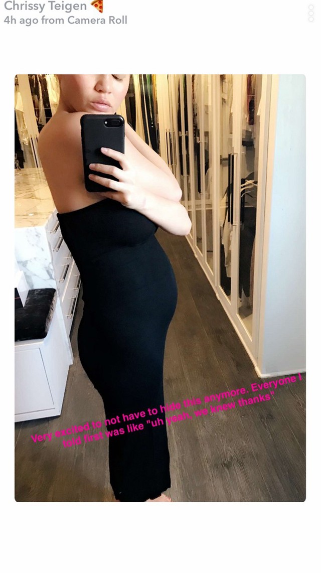 BRÉKING! Chrissy Teigen ismét babát vár!