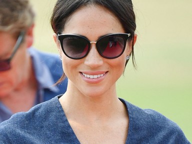 Most azonnal akarjuk Meghan Markle farmerruháját, annyira menő
