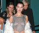 Bella Hadid a szülinapi partiján tapasztott egy sikkes ezüstcsillagot a cicijére