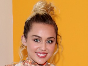 Ez olyan romantikus! Miley Cyrus jegygyűrűben az új dalának borítóján