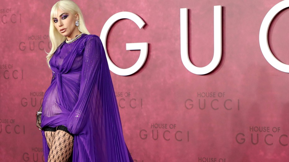 Lady Gaga ikonikus lila ruhájában A Gucci-ház premierjén | Lia Toby