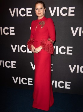 A vörös mindig erotikus, de Amy Adams ebben az Andrew GN  ruhában megmutatta, hogy a játékosság is éppúgy passzol ehhez az erős színhez