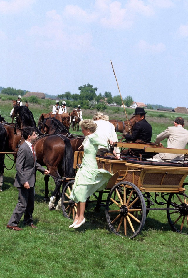 Egy pusztai lovasbemutatón is részt vettek, ahová hintóval érkeztek. A hercegné egyetlen mozdulattal leugrott a hintóról, nem kért segítséget. 
