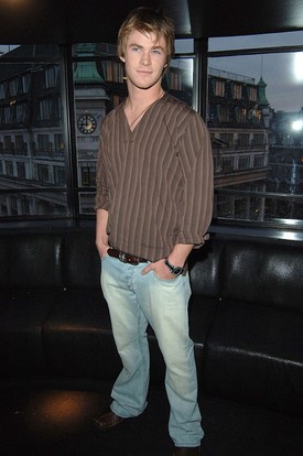 Ő itt Chris Hemsworth (Thor) 2005-ben, aki az Otthonunk című sorozat londoni exkluzív party-ján pózol a kamerának. 