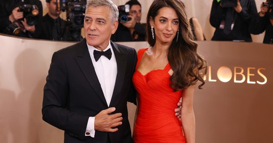 Amal Clooney királynőként ragyogott George Clooney mellett a Golden Globe-on, a szerelmük megédesítette a gálát
