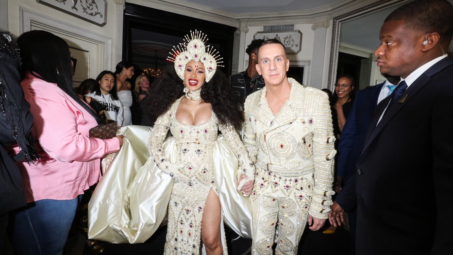 Jeremy Scott és Cardi B a 2018-as Met gálán
