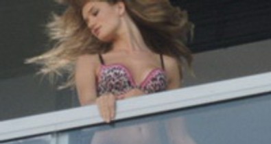 Topless pózolt az erkélyen Rosie Huntington-Whiteley