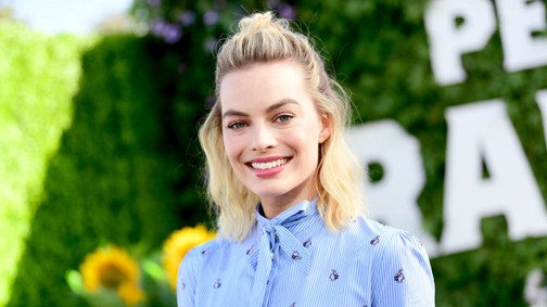 Margot Robbie istennőnek öltözött, és fantasztikusan áll neki