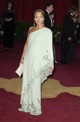 Jennifer Lopez ezt a lenyűgözően fejedelmi, Jackie O ihlette darabot választotta a 2003-as Oscar-gálára, és ezzel bebizonyította, hogy tökéletesen érzi az „Old Hollywood” stílust. Mentazöld, egyvállas ruha ezüst virághímzéssel az alján és a vállán, amely egy szárira emlékeztet. A ruha akkora hatást gyakorolt a korszakra, hogy sokan ennek tulajdonítják a mentazöld szín berobbanását, amely a 2000-es évek közepére meghatározó trenddé vált.