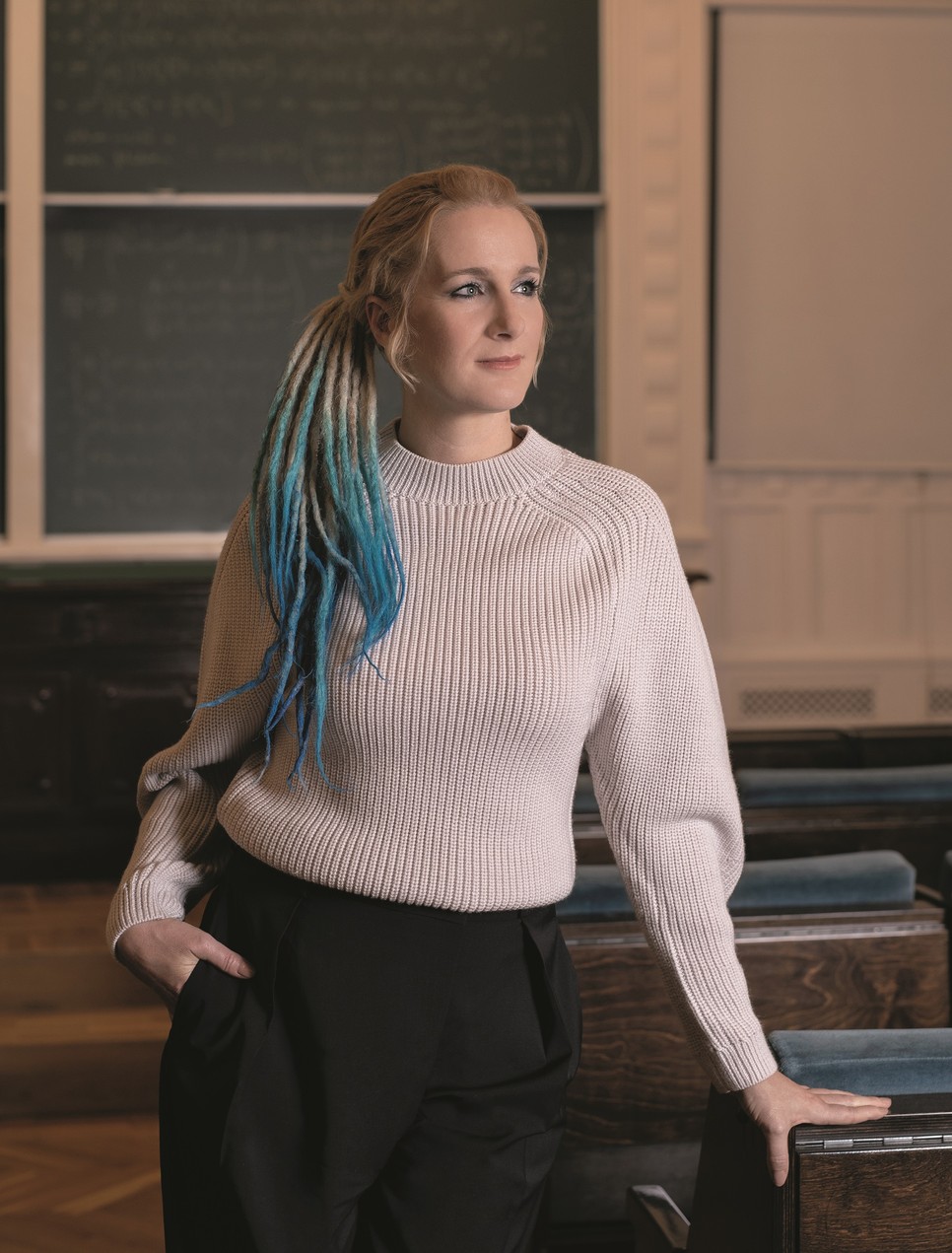 Kiss-Tóth Ágnes szerint a fizika nagyon érdekes - Pulóver és nadrág: COS