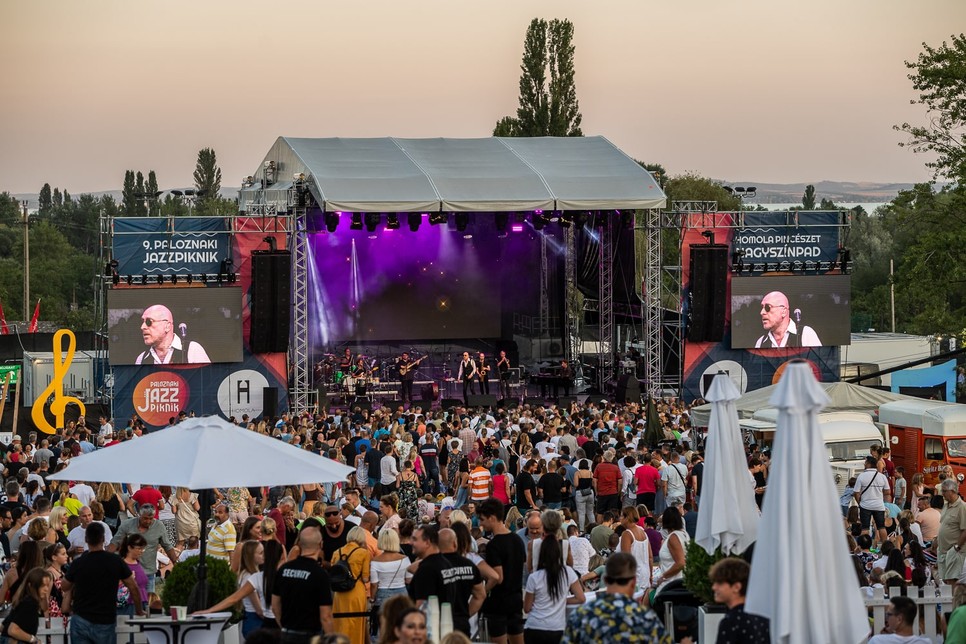 Woodstock a balatoni hegyoldalban, pezsgővel, gourmet közönséggel - Jön a Paloznaki Jazzpiknik