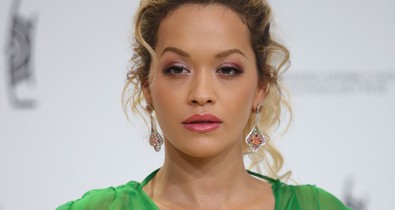 Rita Ora sosem volt ilyen szép - csak egy apró probléma van vele