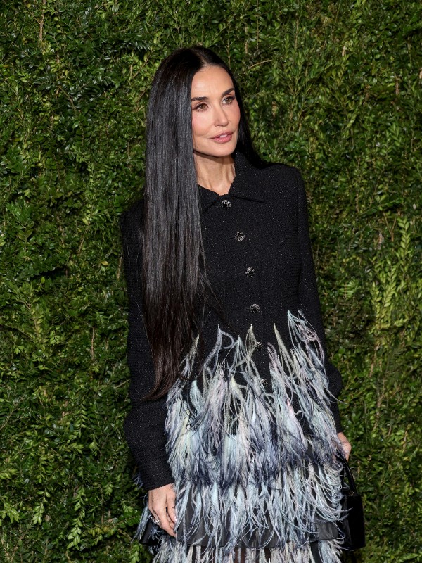 Demi derékig érő haja