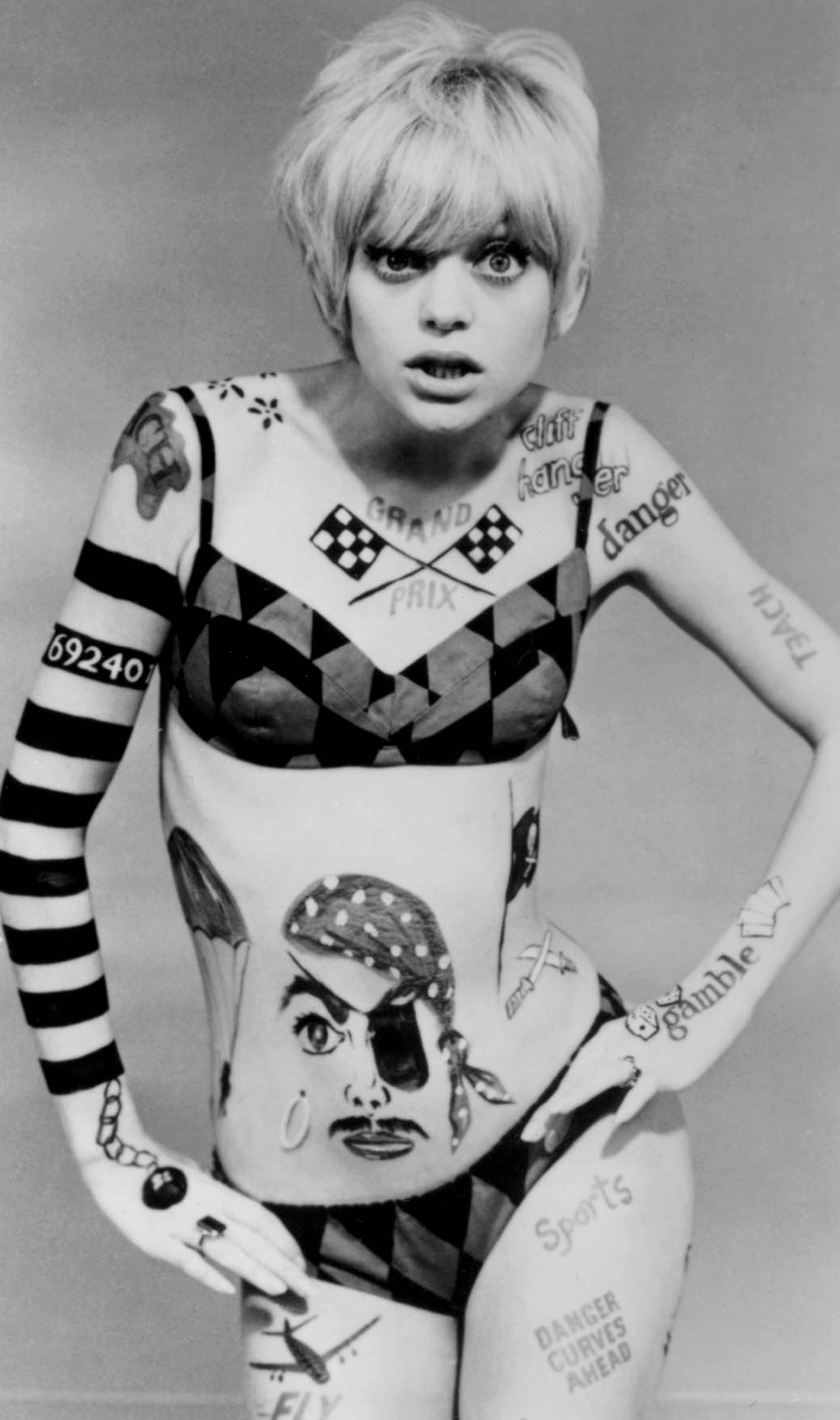 Az 1960-as évek elején táncosként kezdett dolgozni különböző showműsorokban.