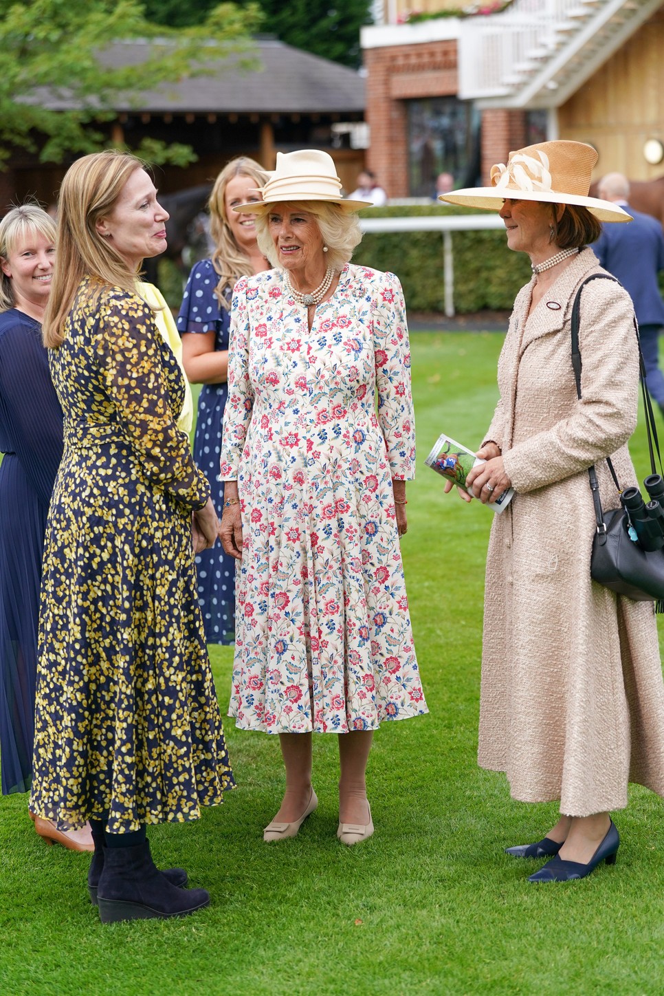 Kamilla királyné gyönyörű virágmintás ruhában tündökölt a lóversenyen