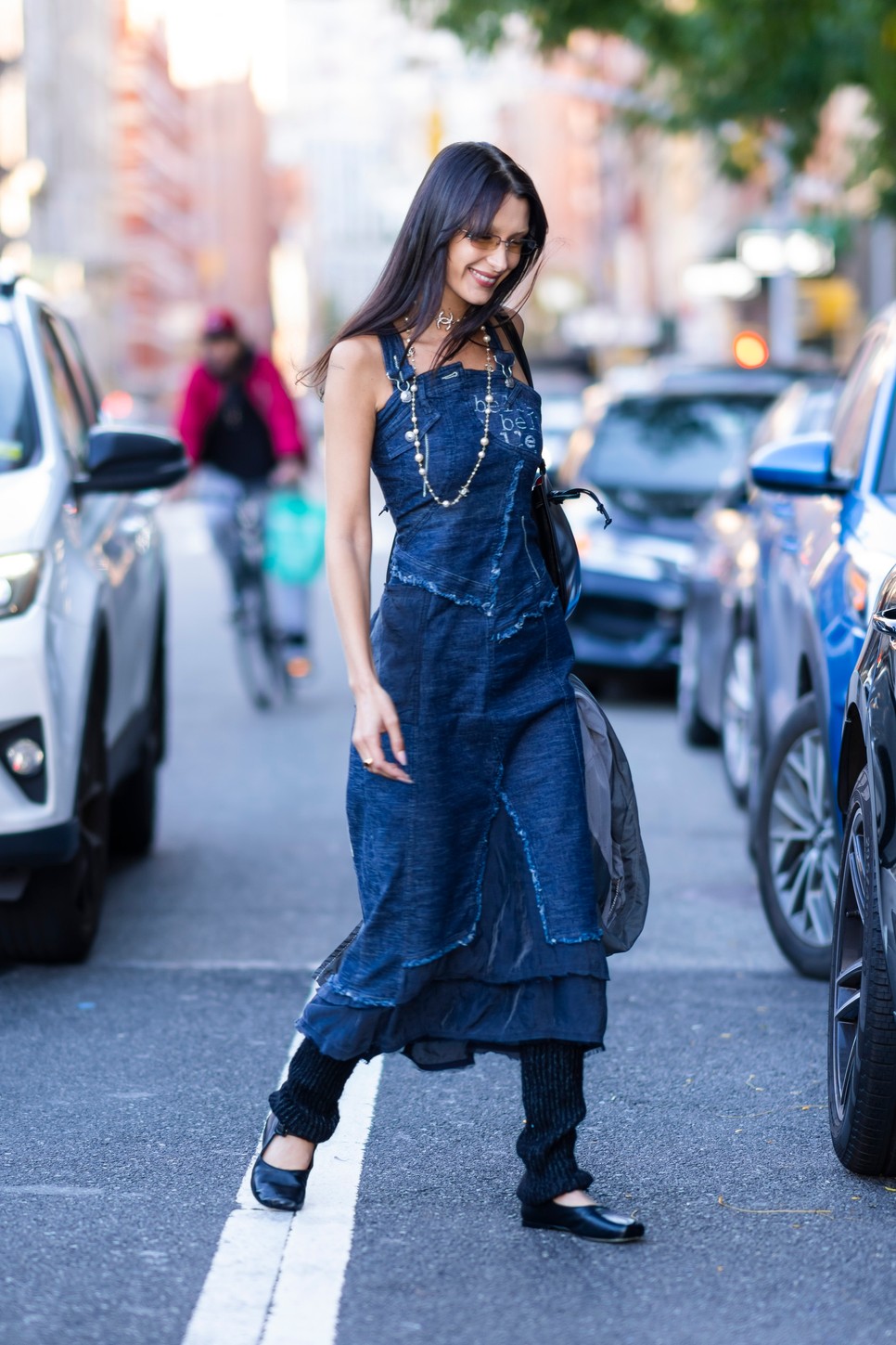 Bella Hadid Y2K stílusban viseli