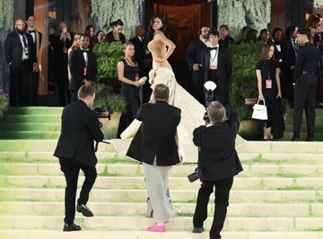 Kylie Jenner idén már kilencedik alkalommal lépkedett a Met lépcsőin a divat legnagyobb ünnepén. Különleges megjelenései miatt minden évben az egyik legjobban várt vendégként tartják számon.