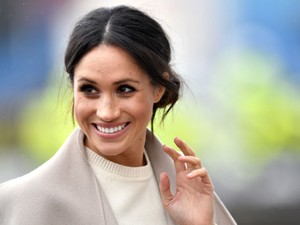 Ilyet még nem láttunk: Meghan Markle egy liszteszsákot használt táskának