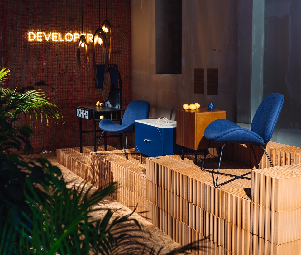 Ha egyedi darabokkal vesszük magunkat körül, az vélhetően ökotudatosabb is, hiszen a különleges darabokhoz könnyebben alakítunk ki kötődést, jobban vigyázunk rájuk és befektetésként éljük meg. Mindemellett a design darabok második, harmadik tulajdonosa is tudja még becsülni ezeket a tárgyakat a tömegtermelésben készült darabokkal szemben