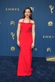 Cailee Spaeny, a Priscilla színésznője egy letisztult,  piros, masnikkal díszített Miu Miu estélyiben ragyogott. 