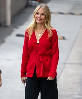 Gwyneth Paltrow! Gwyneth Paltrow számtalanszor járt korábban a Met-gálán, egészen 2013-ig, amikor nagyon rossz tapasztalatokat szerzett a rendezvényen. Akkor megfogadta, hogy soha többé nem vesz részt rajta. Amellett, hogy állítása szerint egyáltalán nem élvezte, csak egy izzasztó és zsúfolt eseménynek találta, ahol csillogásnak nyoma sem volt. „Szívás volt. Úgy tűnik, mintha ez lenne a legjobb dolog a világon, mindig azt gondolod, hogy ó, istenem, ez olyan elbűvölő és csodálatos lesz, és látni fogod azt a sok embert, aztán odaérsz, és meleg van, és zsúfoltság van, és mindenki téged lökdös” – mondta Gwyneth egy rádiós interjúban. Úgy tűnik, hogy Gwyneth félretette az esemény iránti ellenszenvét, mert rövid szünet után 2017-ben és 2019-ben is visszatért a Met-gálára.