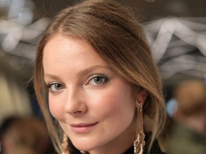 Mihalik Enikő annyira gyönyörű ebben a virágos ruhában