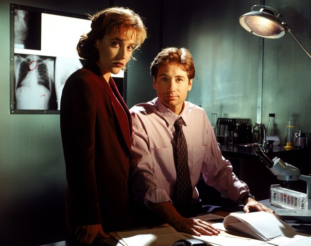 Mulder és Scully a kilencvenes évek ikonikus párosa. A természetfeletti esetek után nyomozó páros kapcsolata sem az X-akták sorozatban, sem a forgatáson nem volt éppen problémamentes, de talán ez a feszültség tette őket igazán izgalmas duóvá