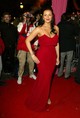 A film párizsi premierjén egy spagettipántos, földig érő, piros estélyiben pózolt a vörös szőnyegen. (2003)