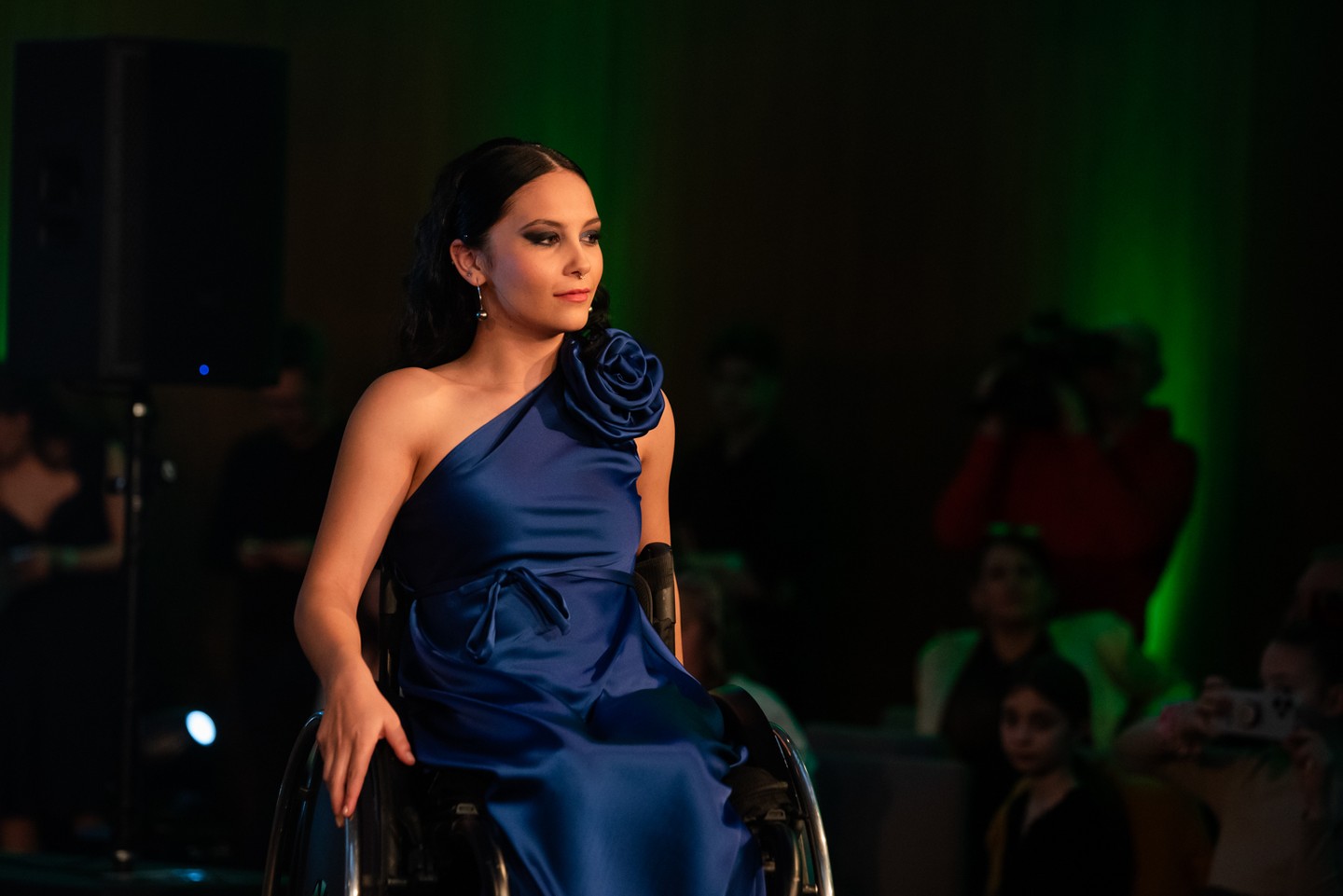 Demeter Ramóna, a második udvarhölgy egy lélegzetelállító sötétkék estélyiben