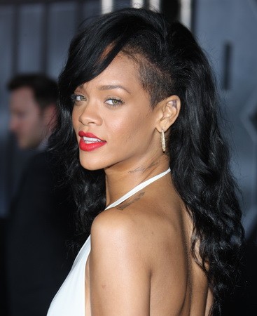 A Battleship című filmjének premierjén aztán már feketére festett hosszú, oldalt kiborotvált hajjal.