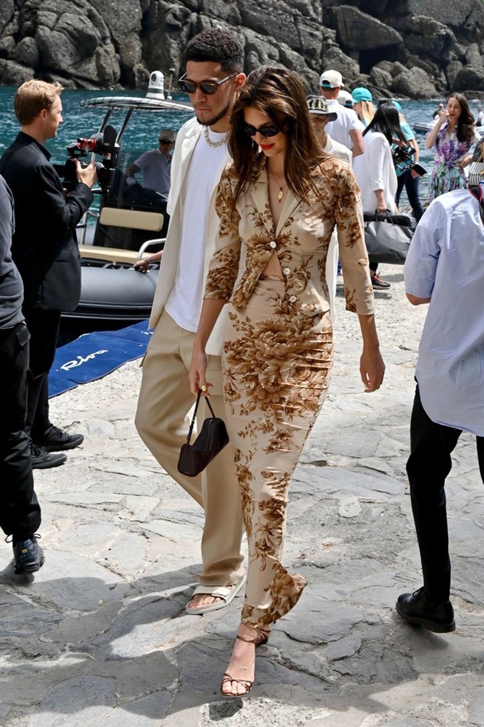  Kendall Jenner ebben a Dolce & Gabbana szettben újraértelmezte a bukjelszoknya fogalmát