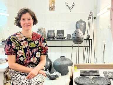 Ember Sári képzőművész munkái segítenek emlékezni egy olyan világban, amelyben talán már magát az emlék szót is kezdjük elfelejteni