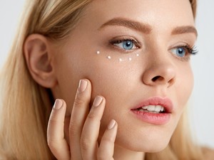 Zavarnak a sötét karikáid? Ezeket a szemkörnyékápolókat neked találták ki!