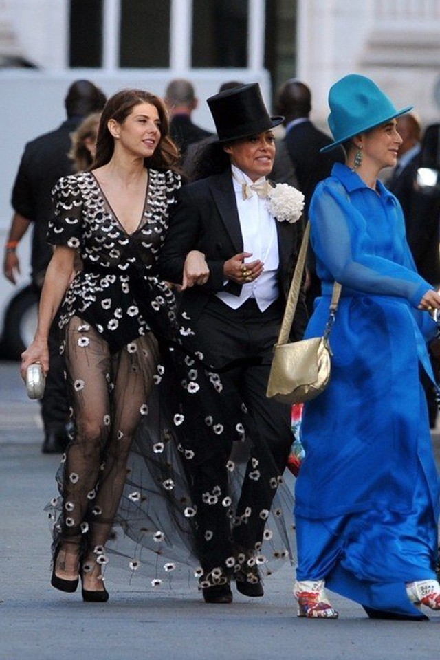 Óriási volt a sztárfelhozatal Zoe Kravitz esküvőjén Párizsban