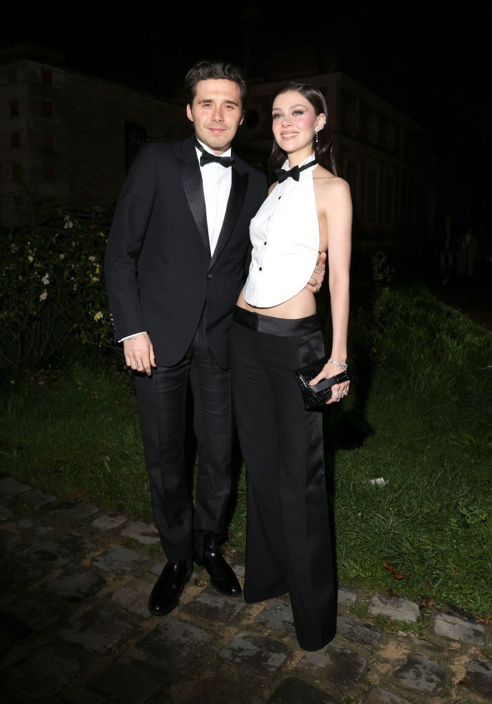 2025-ben fekete-fehér összeállításban és csokornyakkendőben keltettek óriási feltűnést Brooklyn Beckhammel, akivel a mai napig imádnak összeöltözni. 