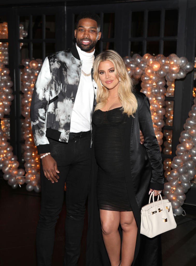 Khloé Kardashian és Tristan Thompson: Bár viharos kapcsolatuk teli volt hullámvölgyekkel, Tristan Thompson 2023-ban bekövetkezett családi tragédiája után Khloé felajánlotta, hogy a férfi és öccse költözzenek hozzá. 