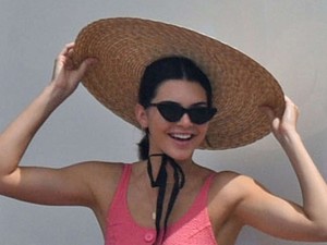 2017 legcukibb bikinijét Kendall Jenner villantotta