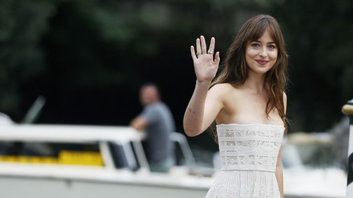 8 bizonyíték, hogy Dakota Johnson a pucérruhák koronázatlan királynője