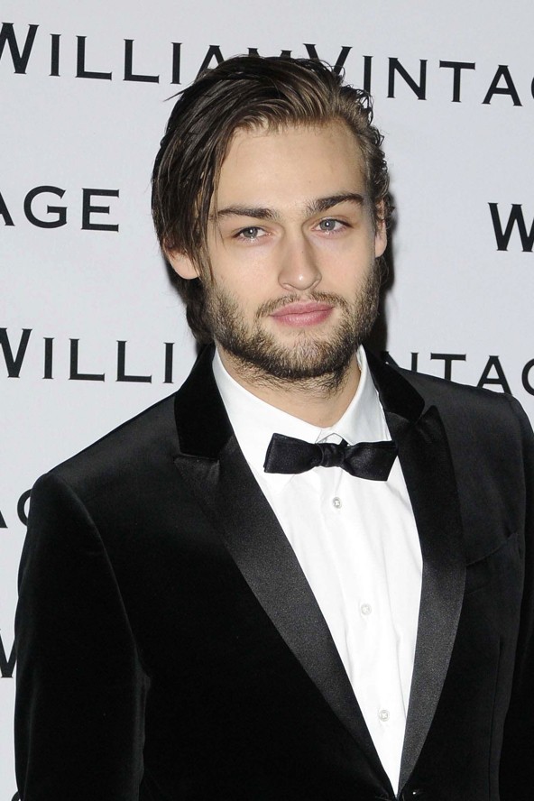 Douglas Booth született Rómeó