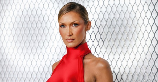 Bella Hadid meztelenfelsőben bulizott, a szettje láttán azonnal elpirulsz