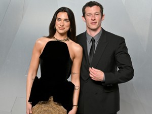 Dua Lipa és Callum Turner forró csókja csak úgy perzsel, nászútjukon romantikáztak a friss házasok 