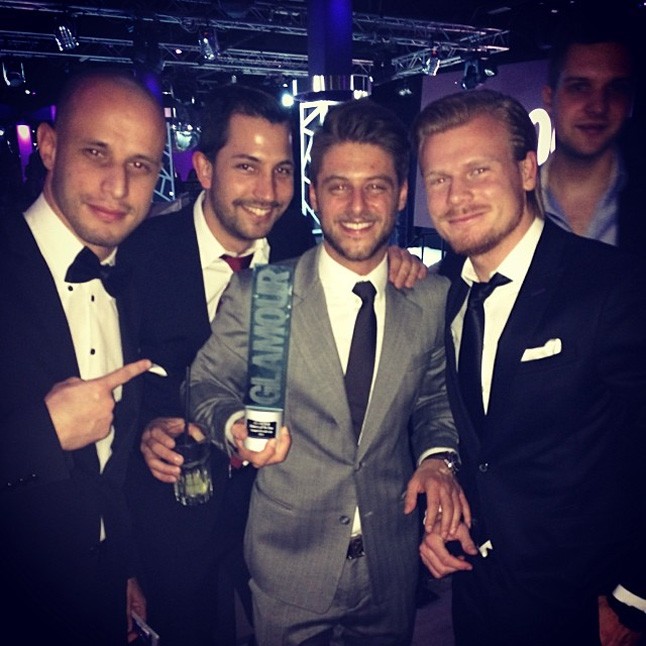 Barontis Gábor barátai gyűrűjében ünnepelte győzelmét.