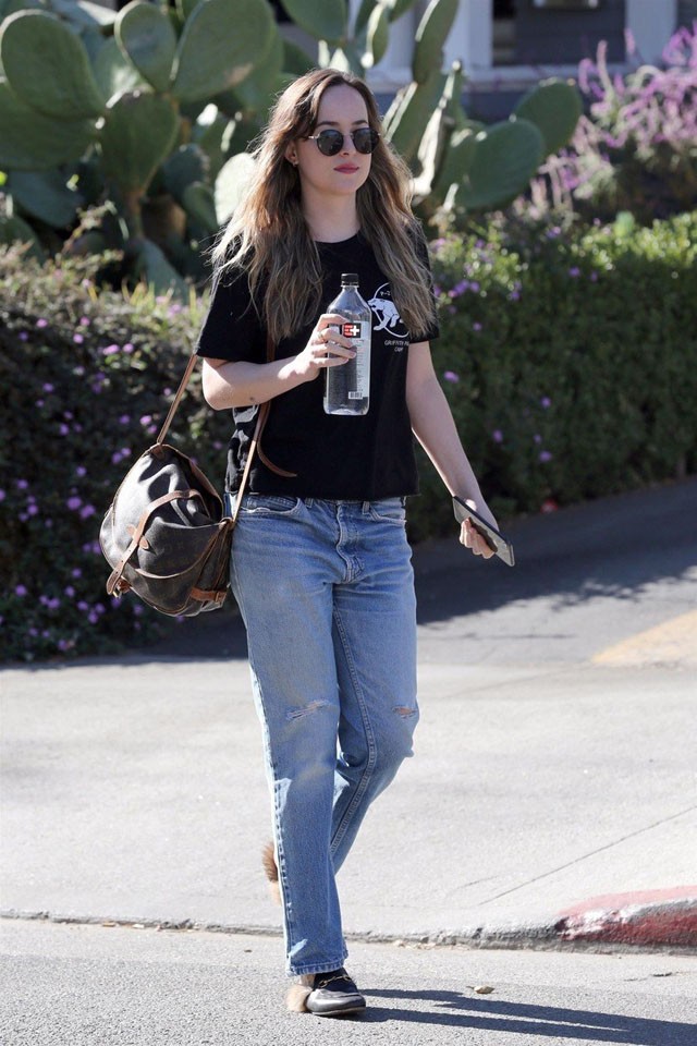 Újra menő a szőke melír? Dakota Johnson visszahozta!