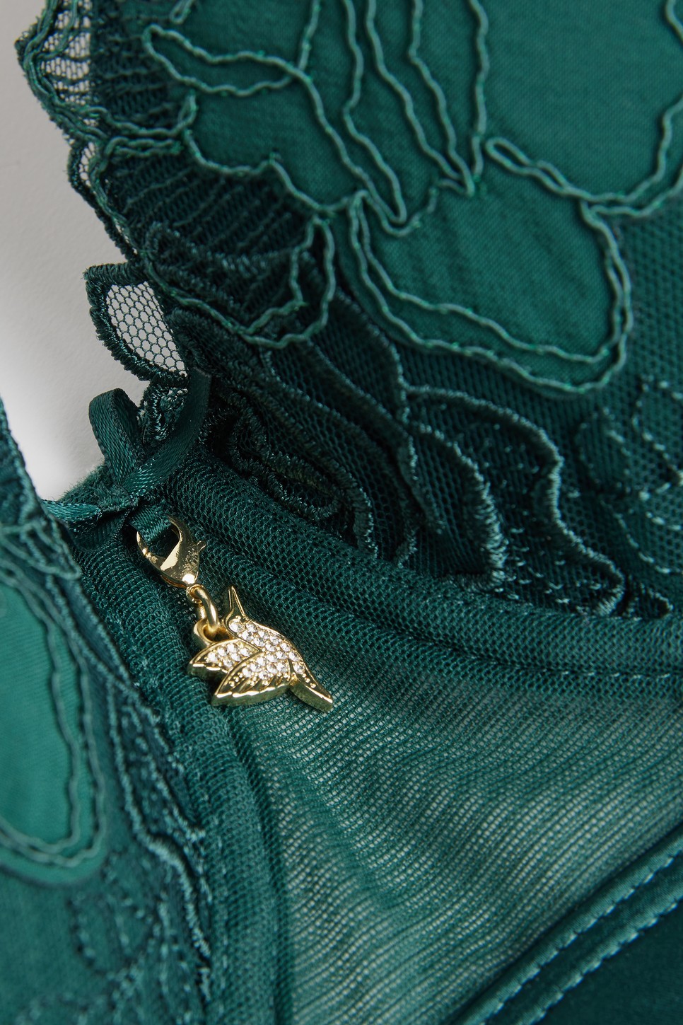 Jlo Intimissimi kollekcióját egy kis kolibri madár is díszíti