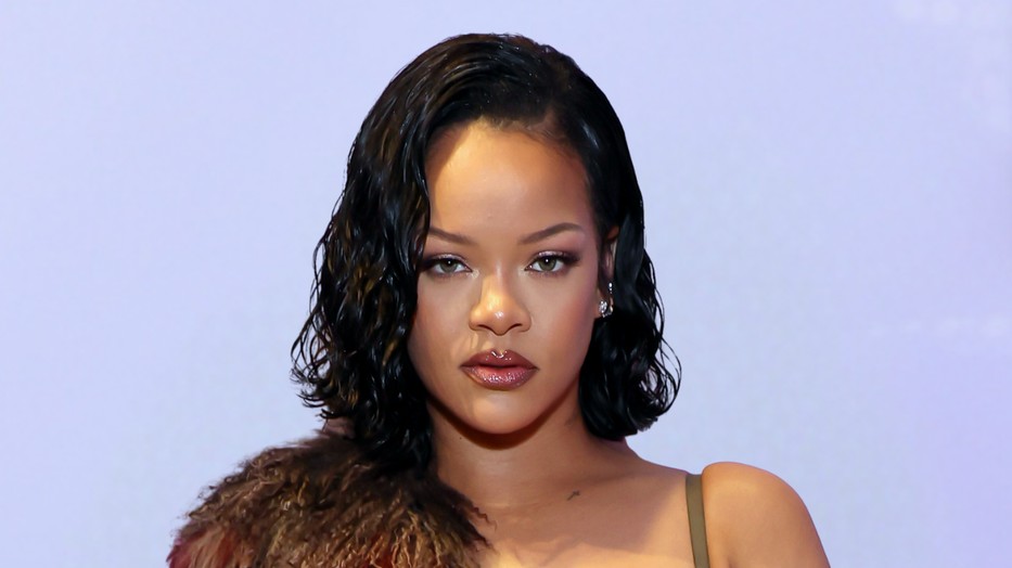 A retró stílus újra hódít - a zselé szandálok új, friss formában térnek vissza, és a sztárok megőrülnek érte