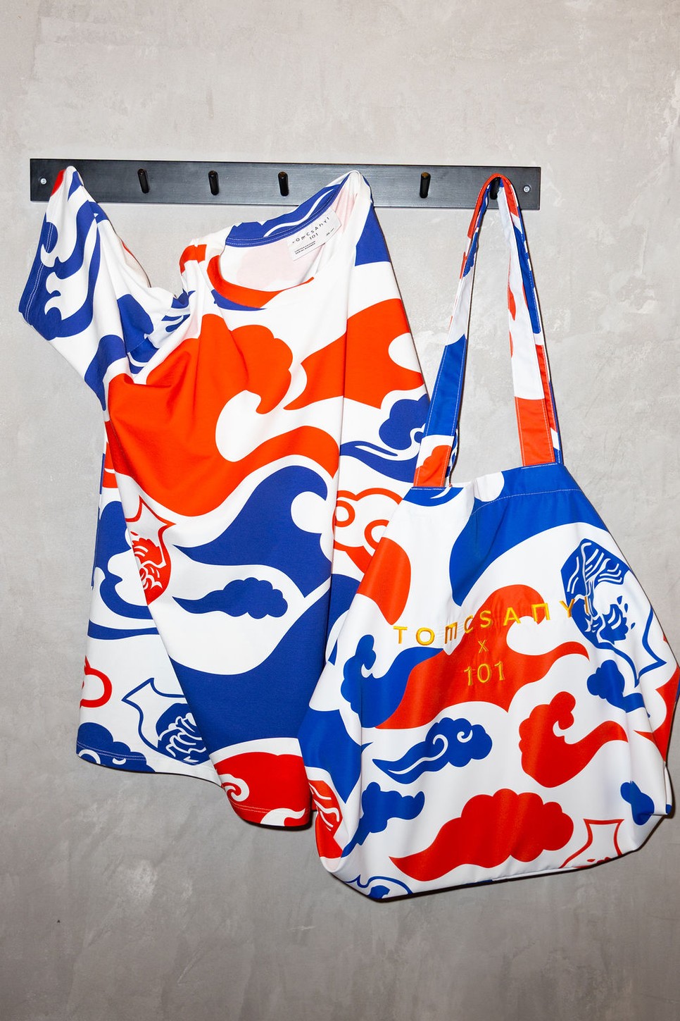 A TOMCSÁNYI X 101 limitált kollekció a kortárs magyar design és az ázsiai inspiráció találkozása, amely pólóval és tote baggel hozza el Budapest egyik legizgalmasabb divat-gasztro együttműködését