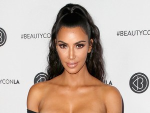 Jesszus, Kim Kardashian pornós bikinijétől kiesik a szemed