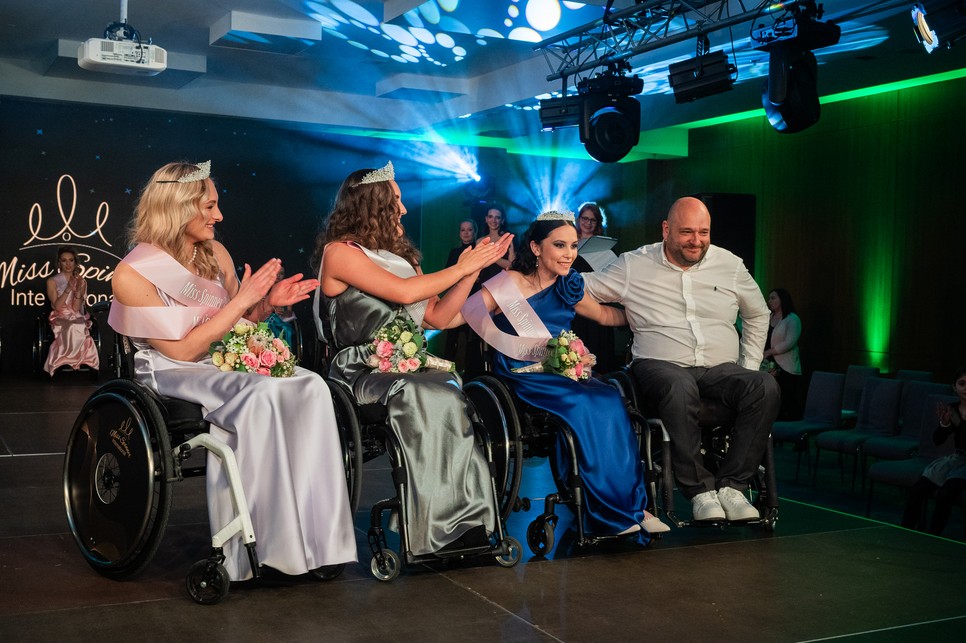 A győztes lányok és a szervező, Kazány Tibor