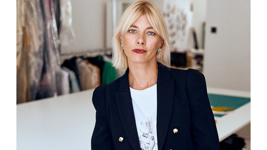 Tóth Bori divattervező örök megújuló. Új kollekciója azonban tovább is visz olyan "tóthboris" elemeket, amiktől azonnal felismerhetőek a ruhák